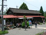 駅舎線路側（2009年7月。特産品を販売している）