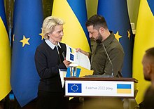 Predsedníčka Európskej komisie odovzdáva ukrajinskému prezidentovi listiny dotazníka