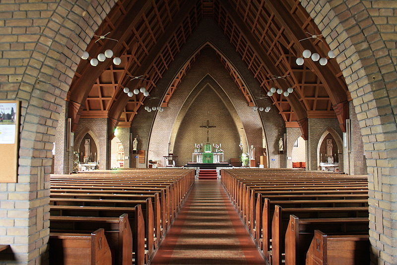 File:Middenpad Sint Martinuskerk Zwaag.JPG