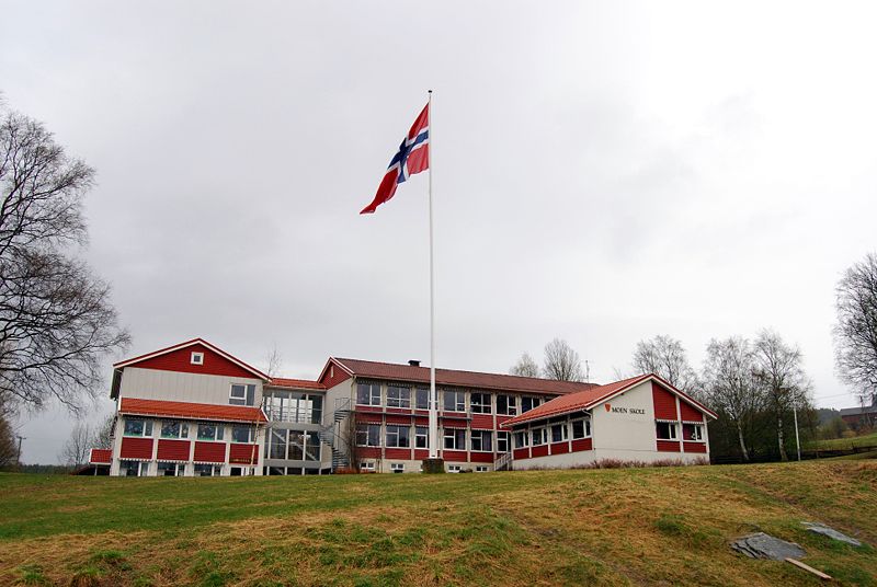File:Moen school, Gran, Oppland, Norway.jpg