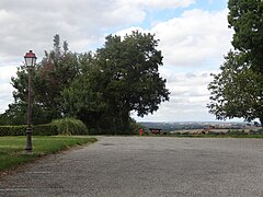 Parking, aire de jeux et point de vue sur le Gimontois.