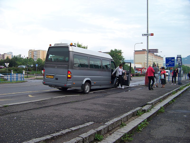 File:Most, Rudolická, šedý minibus.jpg