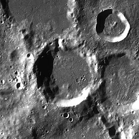Снимок зонда Lunar Reconnaissance Orbiter. Кратер Мальтон в центре, в верхней левой части снимка – кратер Чемберлин.