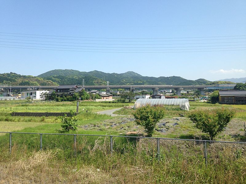 File:Mount Takasuyama and Nishi-Kyushu Expressway from platform of Susenji Station.JPG