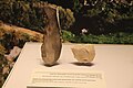 Công cụ bằng đá văn hóa Mousteri thời kỳ Đá cũ muộn. Khía hình V để đẽo gỗ và công cụ răng cưa để rạch gỗ và xương. Di chỉ Rosh En Mor và En Aqev tại Israel, niên đại 250.000-22.000 BP