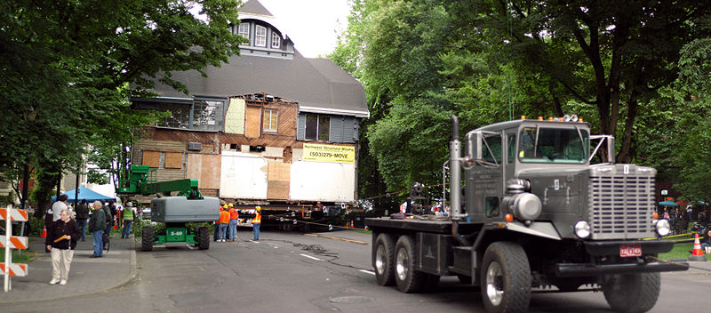 File:Moving the Ladd Carriage House.jpg