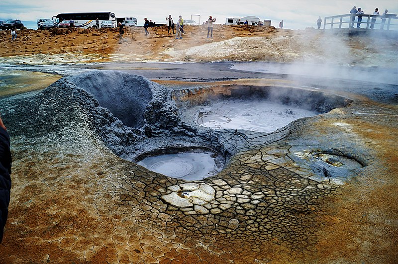 File:Mudpots at Hverarönd.jpg