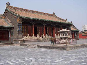 Mukden palace Chongzheng Hall 04.jpg