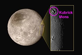 Горы Кубрика, вид с пролетающего зонда Новые горизонты, 15 июля 2015 года