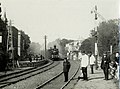 Een trein getrokken door een stoomlocomotief uit de serie 3200 ter hoogte van de Spoorsingel / Binnenwatersloot te Delft. (Tussen 1905 -1912)