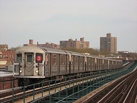 Een trein vanaf lijn 3 in Brooklyn