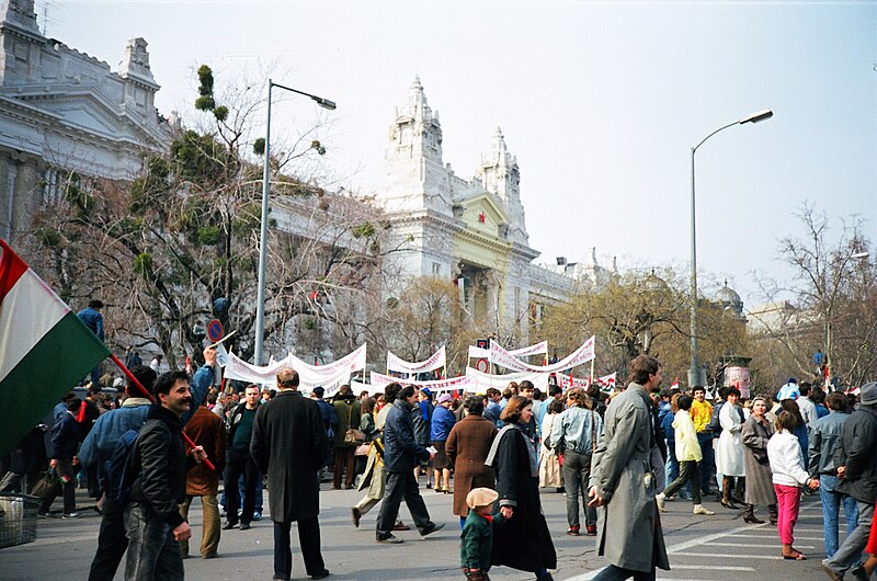 File:Nemzeti Ünnep - Szabadság tér 1989.03.15 (4).jpg