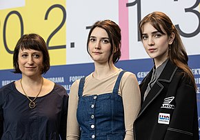 Regisseurin Eliza Hittman mit den Haupt­dar­stel­ler­innen Sidney Flanigan und Talia Ryder bei der Vorstellung des Films auf der Berlinale 2020