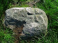 Wanderblockteilstück mit eingehauenem Kreuz, nördlich der Kreuzung Heidschnuckenweg / Quellenweg, nördlich von Sieversen, nordwestlich von Klein-Leversen; seit dem 10. Juni 1955 Naturdenkmal