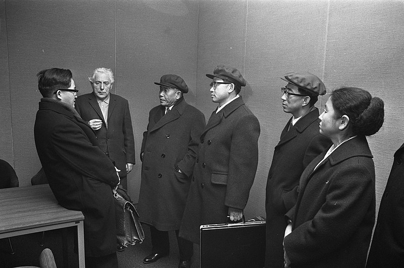 File:Noord Koreaanse regeringsdelegatie arriveert op Schiphol, Bestanddeelnr 925-1919.jpg