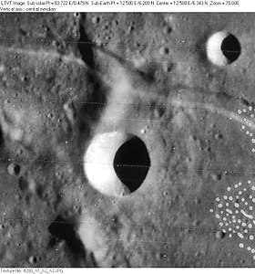 Снимок зонда Lunar Orbiter – IV. Кратер Зильбершлаг немного ниже центра снимка, в верхней правой части снимка сателлитный кратер Зильбершлаг A, между ними борозда Аридея. Пятна в нижней правой части снимка – артефакт изображения.