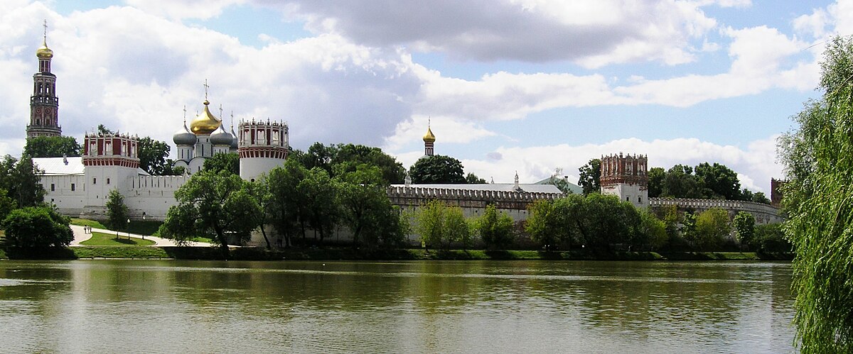 Новодевичий монастырь в москве как добраться. Новодевичий монастырь ЮНЕСКО. Новодевичий монастырь фото. Новодевичий монастырь сирень.