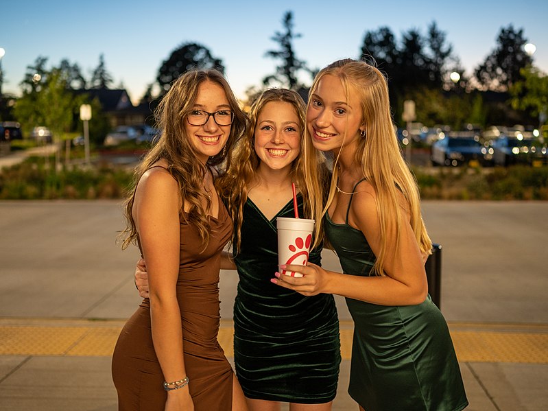 File:OCHS Homecoming Dance 2022-53.jpg