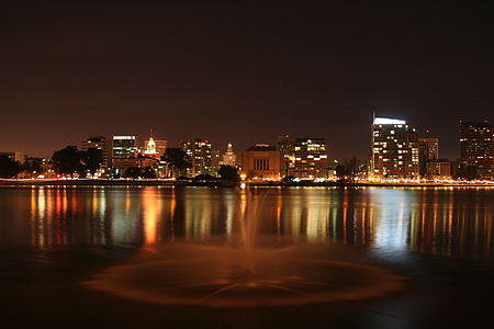 Tập_tin:Oaklandatnight02192006.JPG