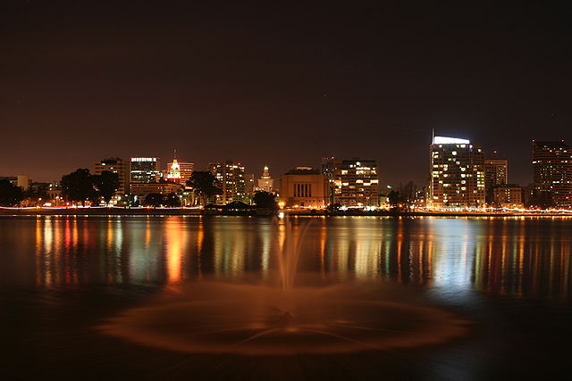 Vista nocturna de Oakland