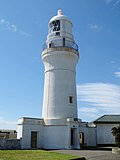 Fotografía en color de un faro marítimo.