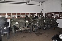 アメリカ製ジープと並んで展示されるGAZ-67B。ポーランド自動車博物館にて