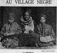 photo extraite d'un article de journal montrant trois personnes africaines sous le titre "Au village nègre"