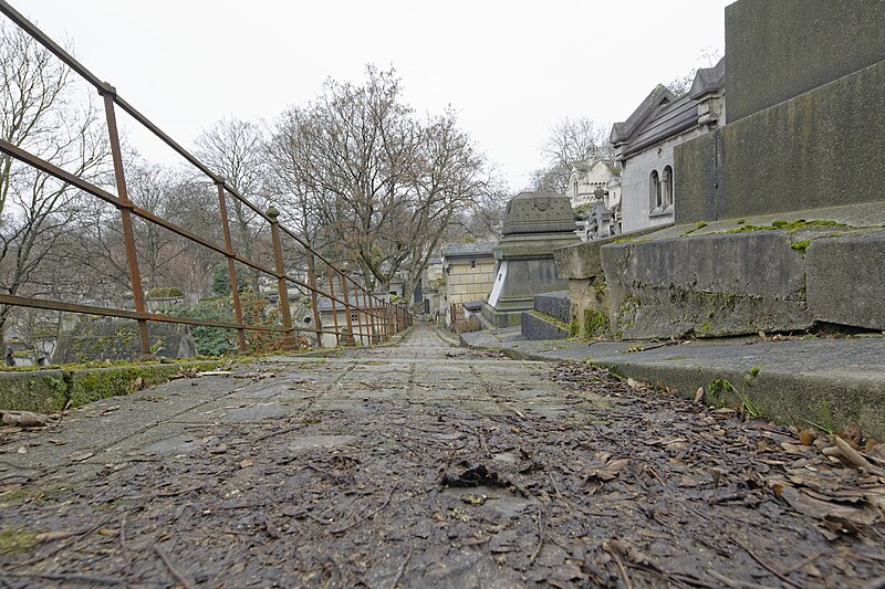 File:Père-Lachaise - chemin 04.jpg