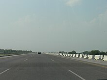 Piste d'atterrissage sur l'autoroute M-1 (en)au Pakistan avec des terre-pleins amovibles.