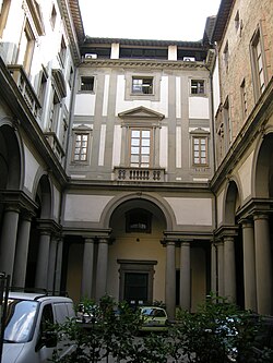 A Palazzo Nonfinito udvara