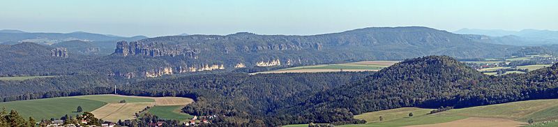 File:Papststein - Blick auf die Schrammsteine und den Großen Winterberg (01-2).jpg