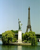 Île aux Cygnes med Frihetsgudinnan och Eiffeltornet i bakgrunden.