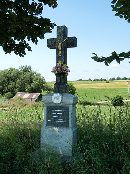 File:Pavlovice - kříž památník.jpg