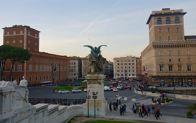 File:Piazza Venezia (44601523440).jpg