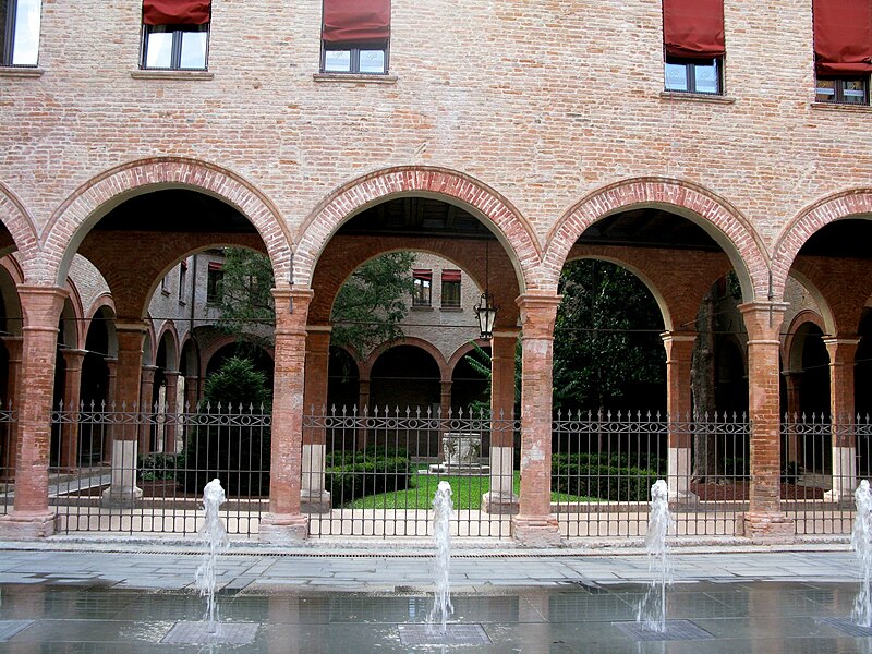 File:Piazzetta Sant'Anna (Ferrara) (8195069577).jpg