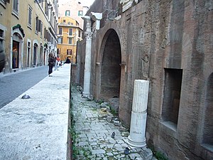 Lämningar efter Neptunus basilika vid Via della Palombella.