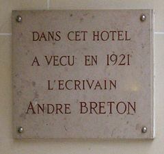 Plaque en hommage à André Breton.