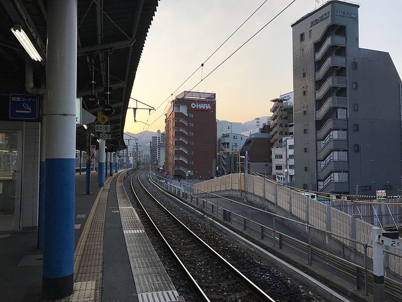 File:Platform of Kokura Station (JR) 3.jpg