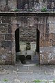 La fontaine Saint-Efflam : détail d'une porte et le bassin