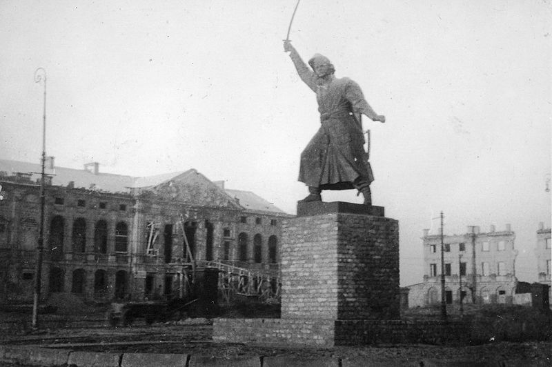 File:Pomnik Kilińskiego waf 2012-2719-23 (1945).jpg