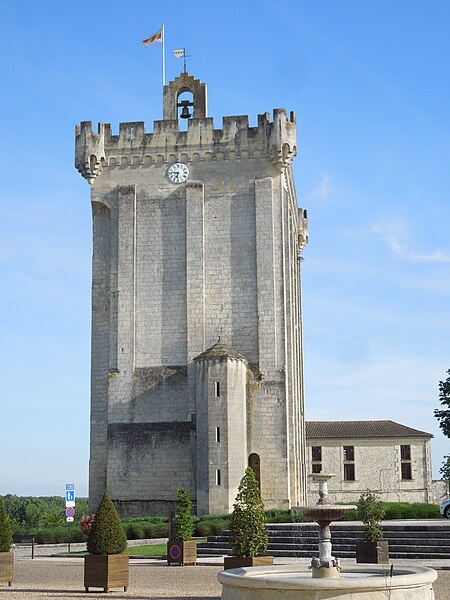 File:Pons, donjon.jpg