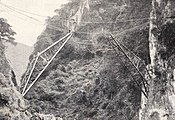 Ablassen der Strebträger während des Baus der Brücke