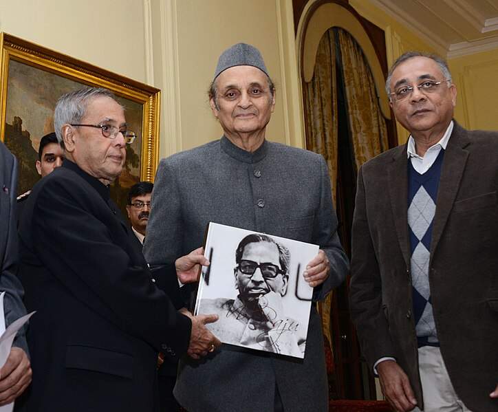 File:Pranab Mukherjee receiving the first copy of the book entitled "VB-Raju-The Visionary Leader" from the President of ICCR, Dr. Karan Singh, at Rashtrapati Bhavan.jpg