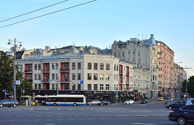 File:Prechistenskie Vorota Square in the evening 01.jpg