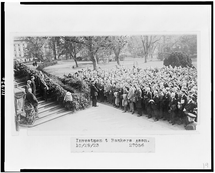 File:President Coolidge standing on steps outside the White House, addressing members of the Investment Bankers Association LCCN94512049.jpg