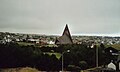 Blick über den Park Prestlág zur Kirche Vesturkirkja.