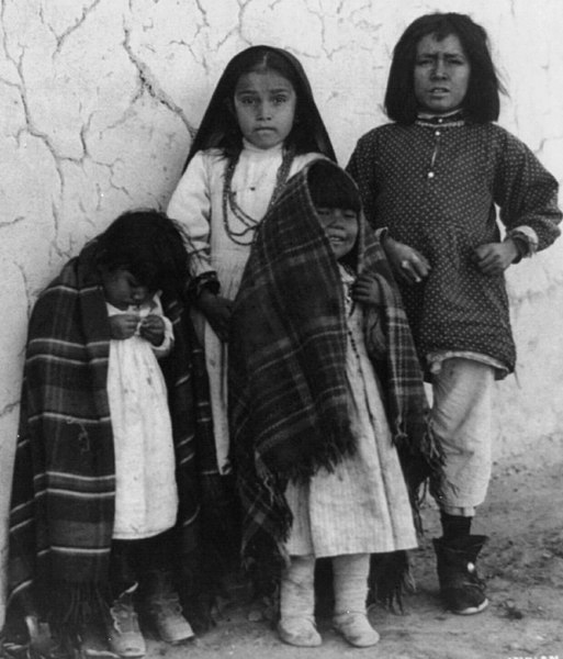 File:Pueblo children in 1902- Indian playmates LCCN93513522 (cropped).jpg