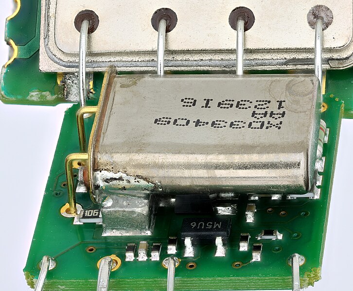 File:RAKON STP2734B OCXO 10MHZ internal details.jpg