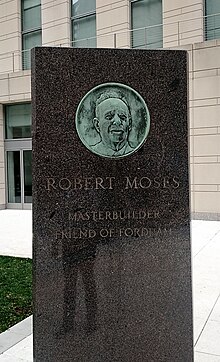 Depiction of Moses at Fordham University,Lincoln Center RobertMosesPlinth.jpg
