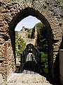 Vue à travers la porte principale sur le château avant.